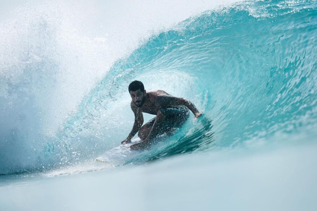 Filipe Toledo visita a nova piscina de ondas Surf Abu Dhabi, nos Emirados Árabes. Foto: Divulgação