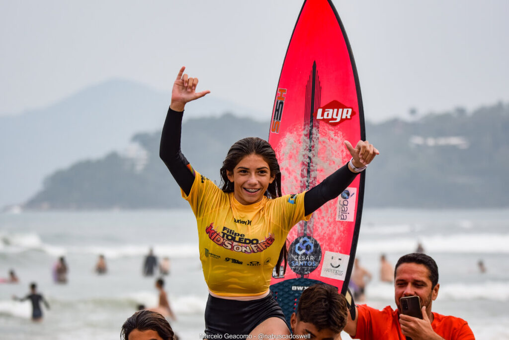 Mariana Elias, Filipe Toledo Kids On Fire, Praia Grande de Ubatuba (SP). Foto: Marcelo Geacomo / @nabuscadoswell