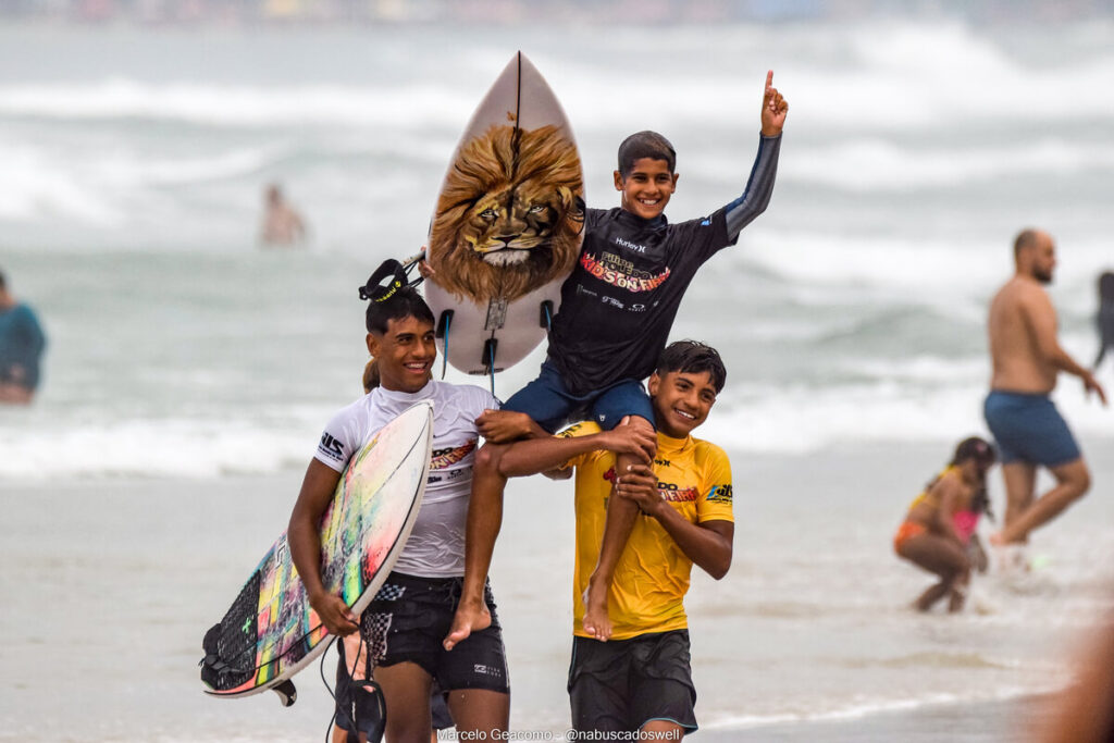 Matheus Jhones, Filipe Toledo Kids On Fire, Praia Grande de Ubatuba (SP). Foto: Marcelo Geacomo / @nabuscadoswell