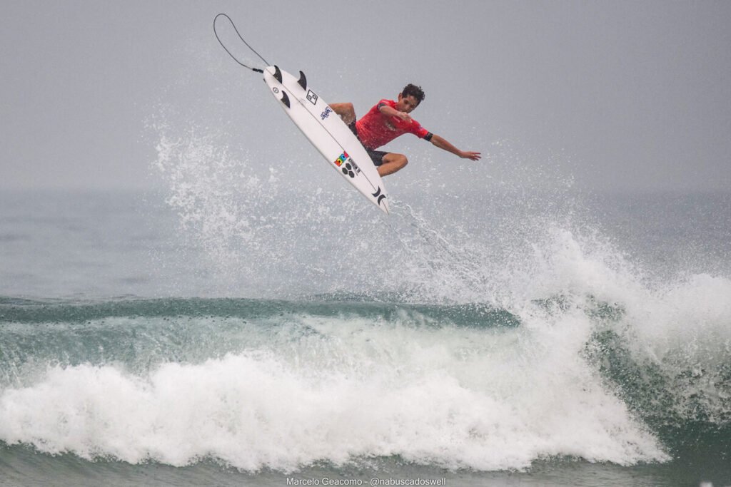 Bryan Almeida, Filipe Toledo Kids On Fire, Praia Grande de Ubatuba (SP). Foto: Marcelo Geacomo / @nabuscadoswell