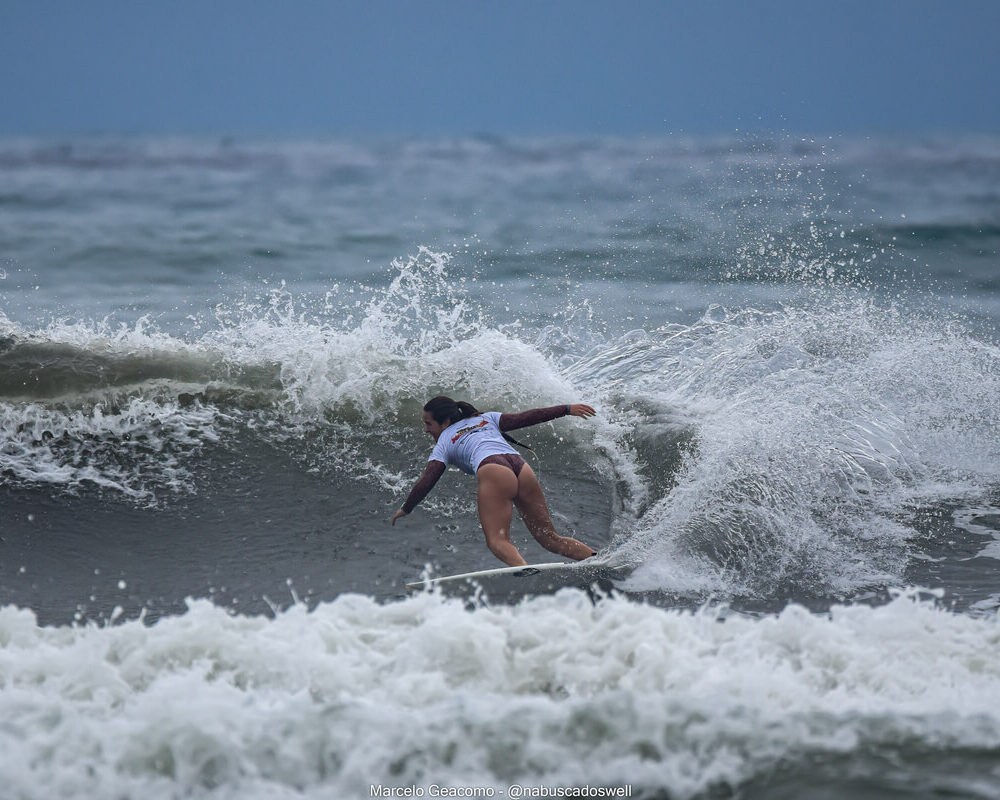 Marina Suguimoto, FT Kids On Fire 2024, Praia Grande de Ubatuba (SP). Foto: Marcelo Geacomo / @nabuscadoswell