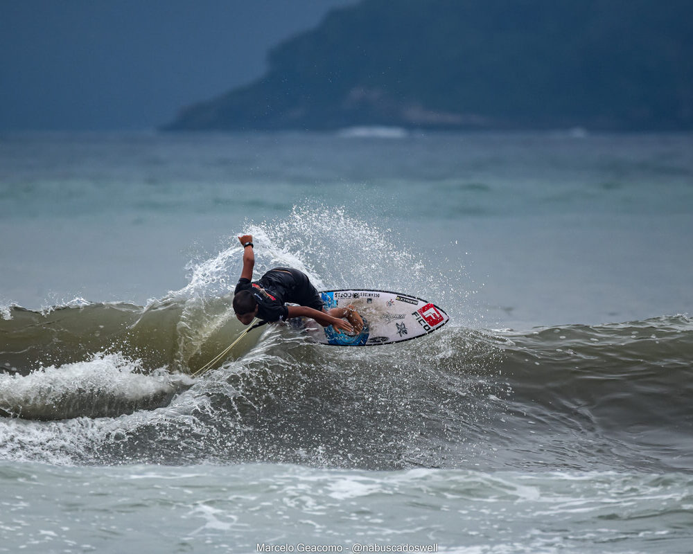 Keoni Rennó, FT Kids On Fire 2024, Praia Grande de Ubatuba (SP). Foto: Marcelo Geacomo / @nabuscadoswell