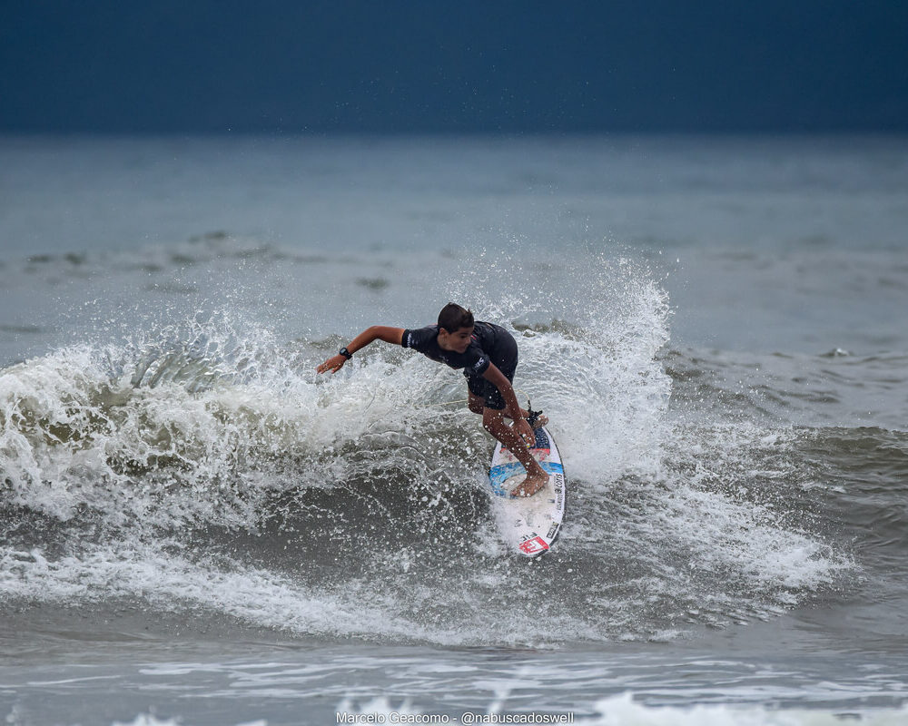 Keoni Rennó, FT Kids On Fire 2024, Praia Grande de Ubatuba (SP). Foto: Marcelo Geacomo / @nabuscadoswell