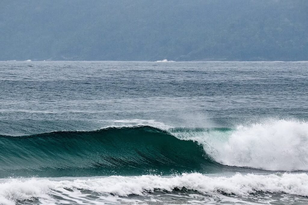 Swell na Praia Grande de Ubatuba (SP). Foto: Marcelo Geacomo / @nabuscadoswell