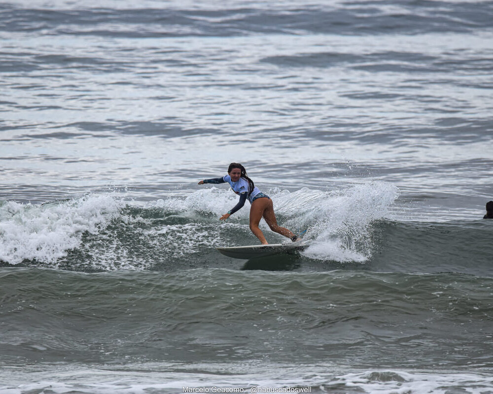 Marina Suguimoto, FT Kids On Fire 2024, Praia Grande de Ubatuba (SP). Foto: Marcelo Geacomo / @nabuscadoswell