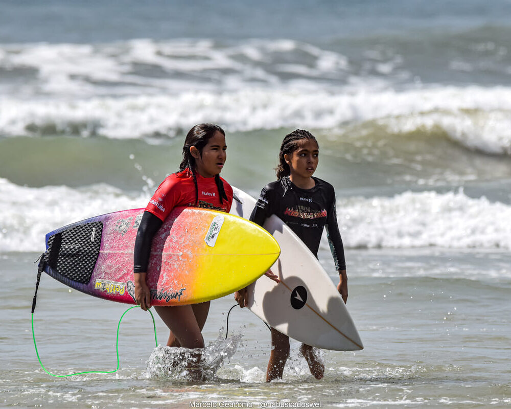 Maeva Guastalla e Kristal D Ambrosio, Segunda etapa do FT Kids On Fire 2024, Praia Grande de Ubatuba (SP). Foto: Marcelo Geacomo / @nabuscadoswell