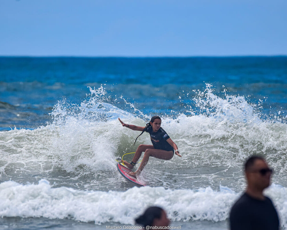 Nalu Carratu, Segunda etapa do FT Kids On Fire 2024, Praia Grande de Ubatuba (SP). Foto: Marcelo Geacomo / @nabuscadoswell