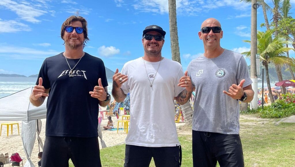 Everton Silva, Matheus Toledo e Fabrício Cunha durante o treinamento exclusivo na Praia Grande, Ubatuba, com o método U.NATURAL, usado por Filipe Toledo. Foto: Divulgação