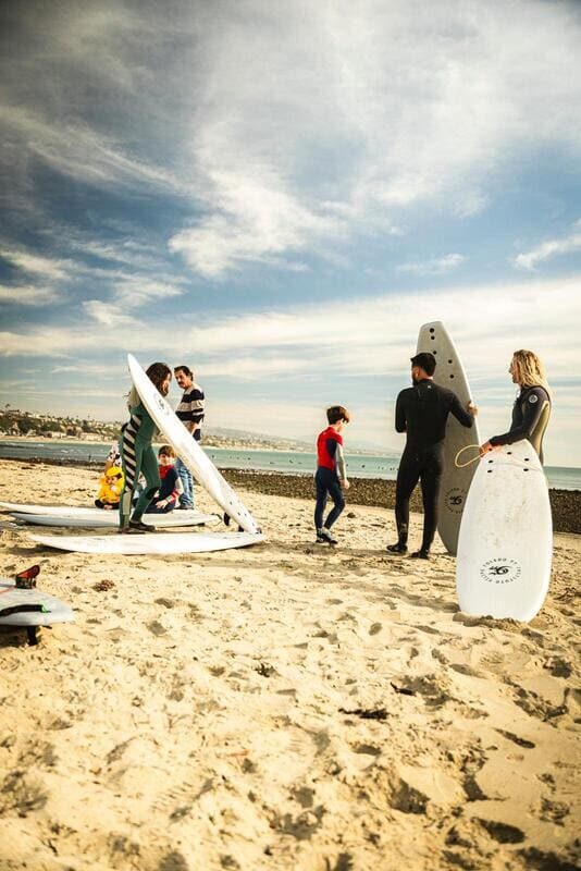 Instituto Filipe Toledo, em parceria com a The Wild and Whimsy Foundation, participa de ação social com crianças em San Clemente. Foto: Wellington Gonzalez / @wellington_g