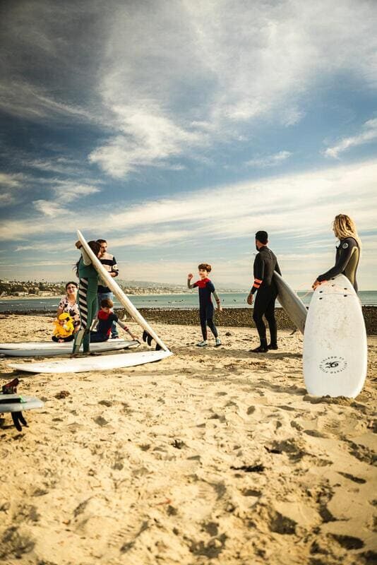 Instituto Filipe Toledo, em parceria com a The Wild and Whimsy Foundation, participa de ação social com crianças em San Clemente. Foto: Wellington Gonzalez / @wellington_g