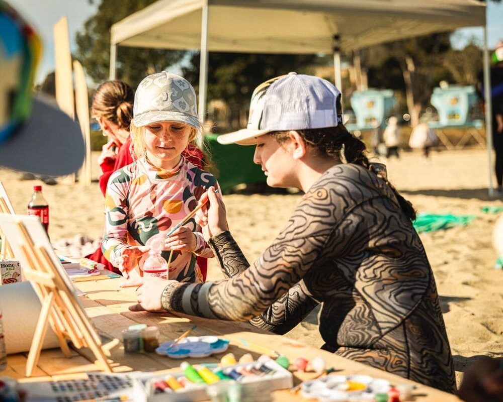 Instituto Filipe Toledo, em parceria com a The Wild and Whimsy Foundation, participa de ação social com crianças em San Clemente. Foto: Wellington Gonzalez / @wellington_g