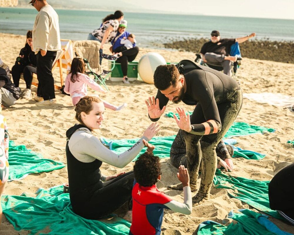 Instituto Filipe Toledo, em parceria com a The Wild and Whimsy Foundation, participa de ação social com crianças em San Clemente. Foto: Wellington Gonzalez / @wellington_g