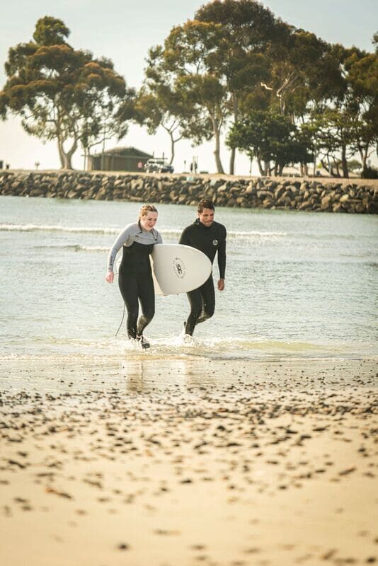 Instituto Filipe Toledo, em parceria com a The Wild and Whimsy Foundation, participa de ação social com crianças em San Clemente. Foto: Wellington Gonzalez / @wellington_g