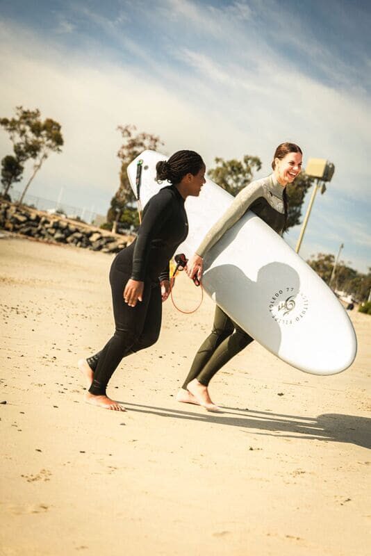 Instituto Filipe Toledo, em parceria com a The Wild and Whimsy Foundation, participa de ação social com crianças em San Clemente. Foto: Wellington Gonzalez / @wellington_g