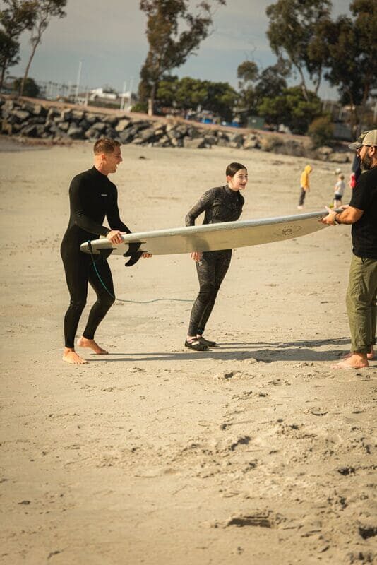 Instituto Filipe Toledo, em parceria com a The Wild and Whimsy Foundation, participa de ação social com crianças em San Clemente. Foto: Wellington Gonzalez / @wellington_g