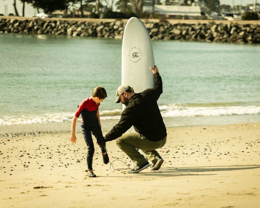 Instituto Filipe Toledo, em parceria com a The Wild and Whimsy Foundation, participa de ação social com crianças em San Clemente. Foto: Wellington Gonzalez / @wellington_g