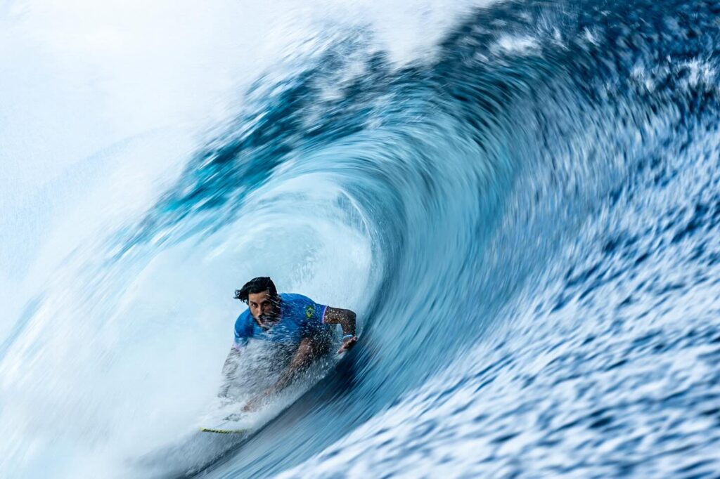 Foto de Filipe Toledo nos Jogos Olímpicos de Paris 2024 é premiada no World Sports Photography Awards 2025, destacando o talento do surfe brasileiro e a habilidade do fotógrafo Jerome Brouillet. Foto: Jerome Brouillet