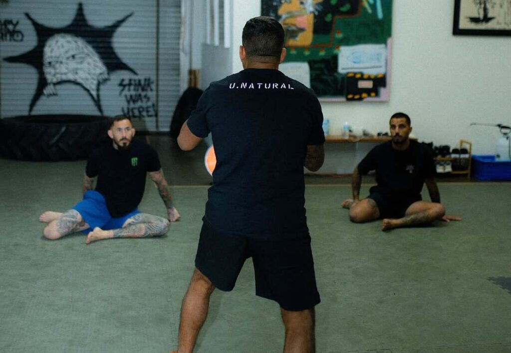 Filipe Toledo e o lutador de UFC Marlon Chito Vera em sessão de treino com o método U.Natural, criado pelo preparador físico Raphael Romano. Foto: @iamsamkimm