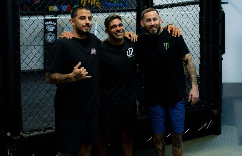 Filipe Toledo, Raphael Romano e o lutador equatoriano de UFC Marlon Chito Vera, que recebeu a dupla de braços abertos em sua academia. Foto: @iamsamkimm