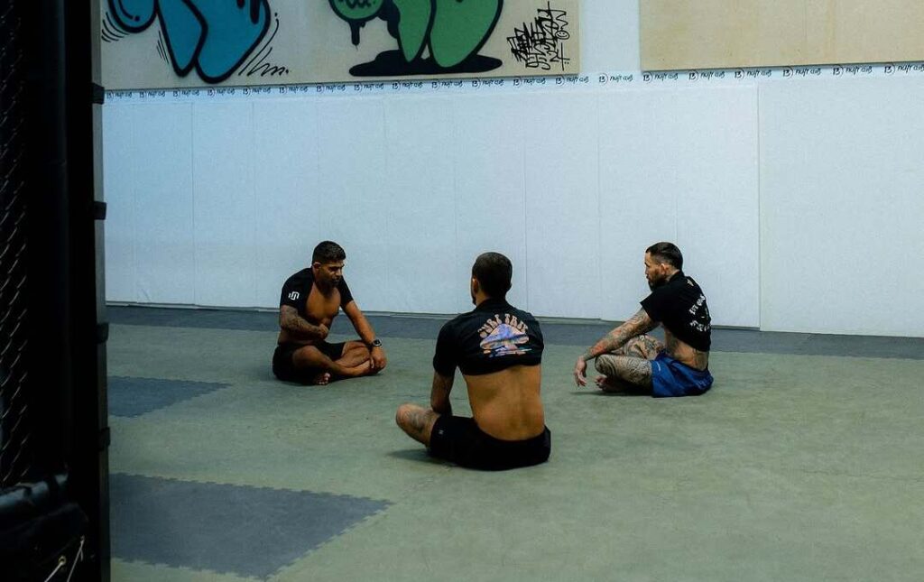 Filipe Toledo e o lutador de UFC Marlon Chito Vera em sessão de treino com o método U.Natural, criado pelo preparador físico Raphael Romano. Foto: @iamsamkimm