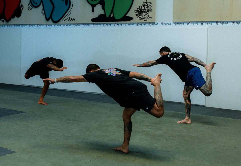 Filipe Toledo e o lutador de UFC Marlon Chito Vera em sessão de treino com o método U.Natural, criado pelo preparador físico Raphael Romano. Foto: @iamsamkimm